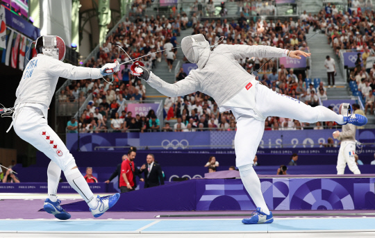 31일(현지시간) 프랑스 파리 그랑 팔레에서 열린 2024 파리올림픽 펜싱 남자 사브르 단체 8강전에 출전한 한국 오상욱이 캐나다 파레스 아르파를 득점한 뒤 환호하고 있다.연합뉴스